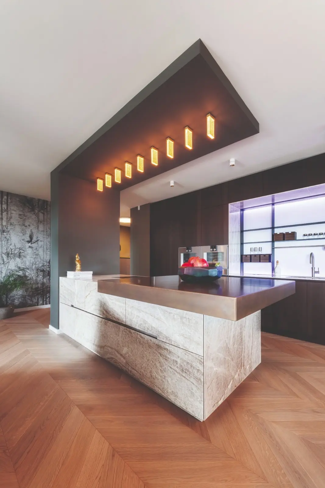 Kücheninsel und Beleuchtung im Luxus Penthouse Leipzig