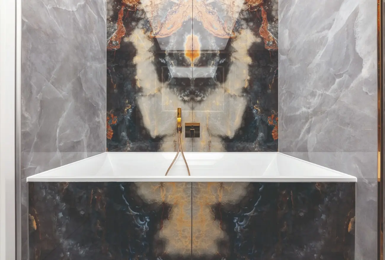Gästebad mit Badewanne im Luxus Penthouse Leipzig Leutzsch