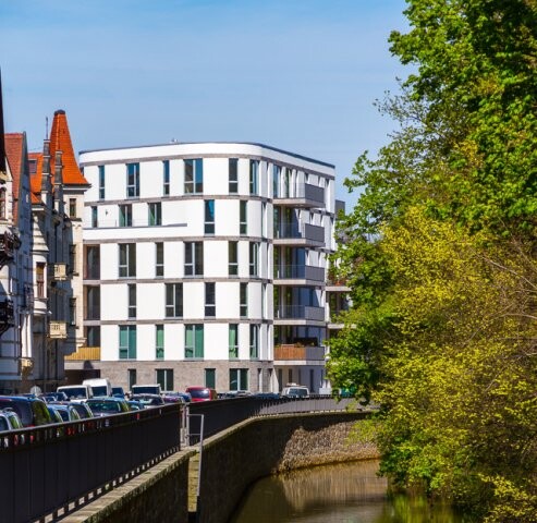 Livia Park im Leipziger Waldstraßenviertel mit moderner Neubauarchitektur unmittelbar am begrünten Ufer
